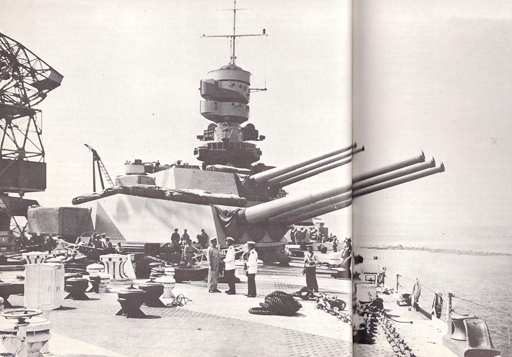 Italian Vittorio Veneto Littorio-Class (Pennant No. 550) 36 Inches Battleship Model