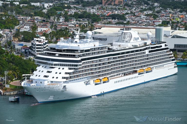 American Seven Seas Grandeur (Explorer-Class) Cruise Ship 30 Inches Model