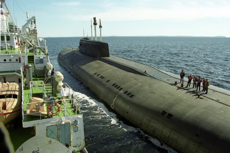Russian K-141 Kursk Oscar II-Class Submarine (Project 949A) 36 Inches Model