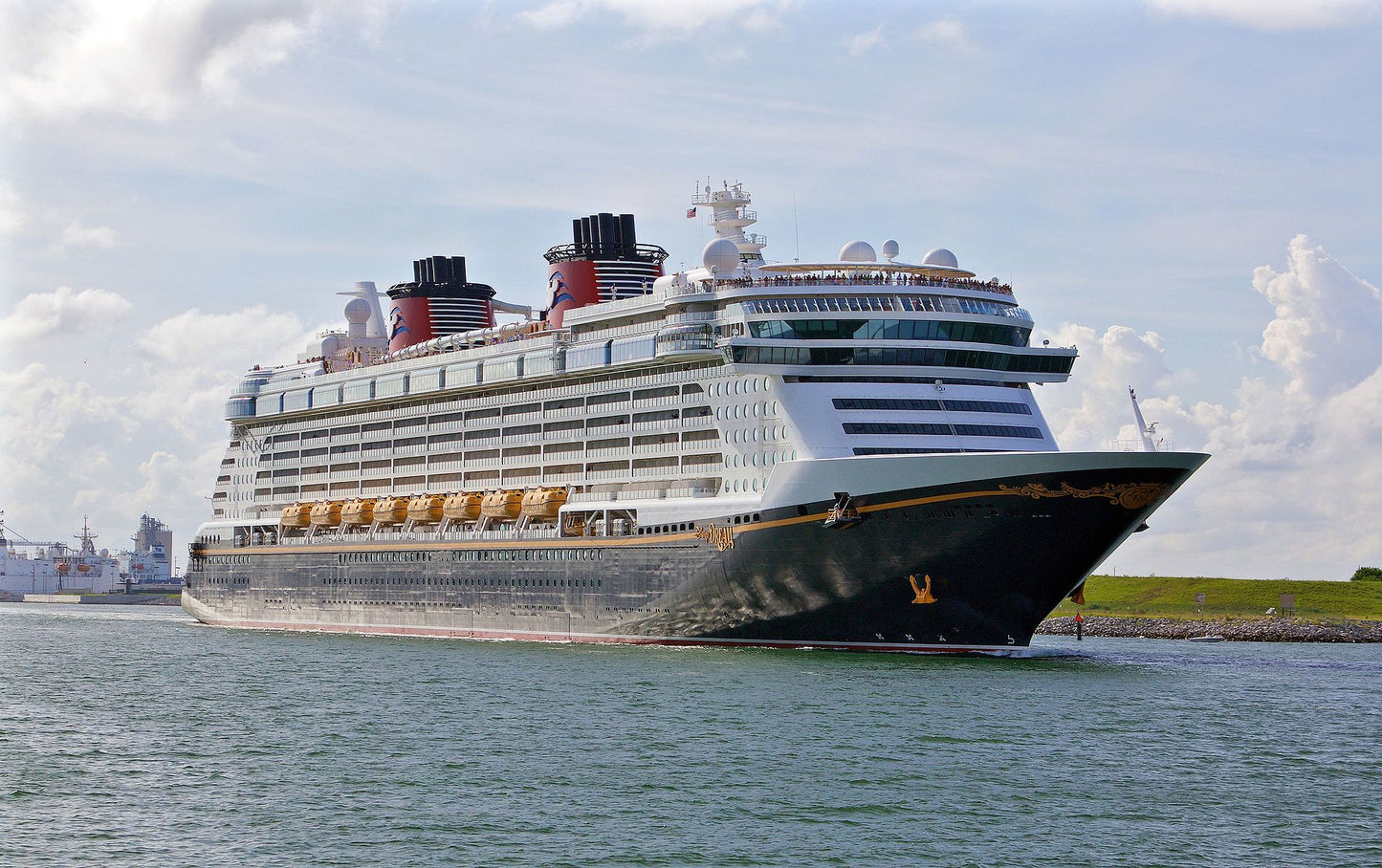 Disney Dream (Disney Cruise Line) 30 Inches Cruise Ship Model