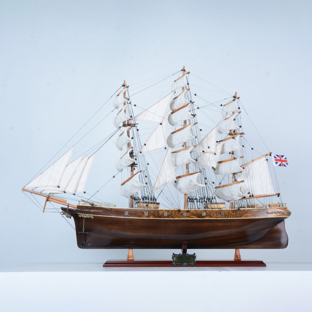 T016C - Cutty Sark (Black Wpod) Curved Sail L70