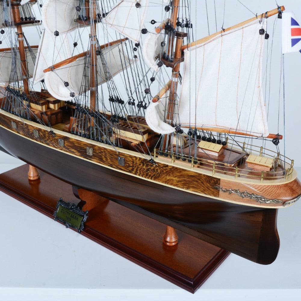 T016C - Cutty Sark (Black Wpod) Curved Sail L70