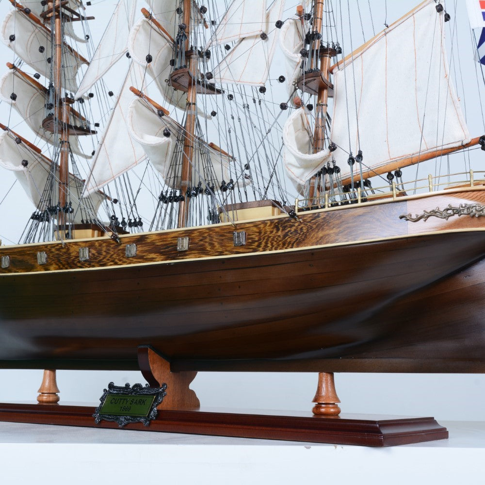 T016C - Cutty Sark (Black Wpod) Curved Sail L70