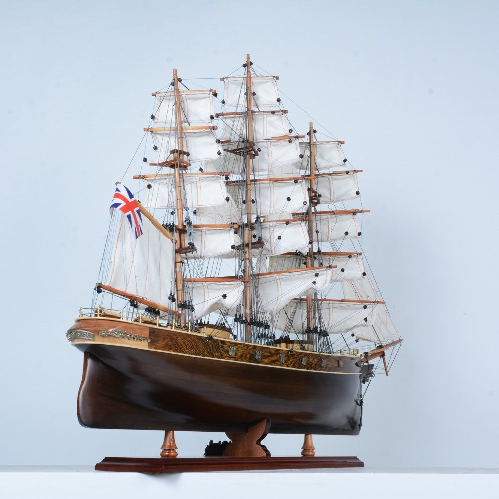 T016C - Cutty Sark (Black Wpod) Curved Sail L70